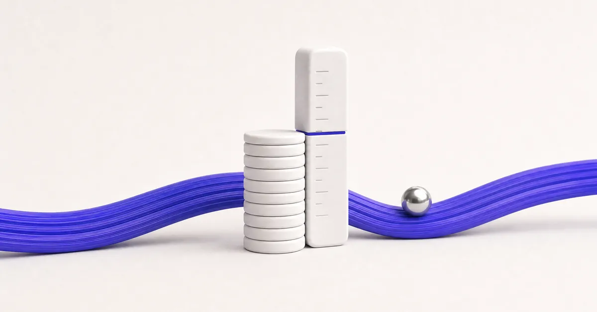 Une colonne de mesure en argile blanche marquée d'une bande indigo, à côté d'une pile de disques d'argile blanche qui l'atteint exactement, sur le ruban indigo Klavius
